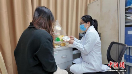 图为成都大学附属医院临床营养科医生正在为患者讲解健康饮食和营养均衡方案。何美锟 摄