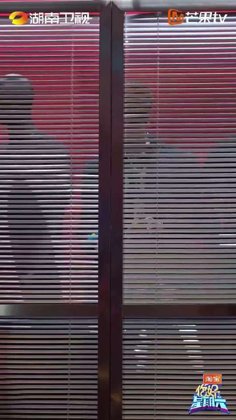 张凌赫从模特橱窗里出来的那一下，也太帅了！谁懂！一整个气场全开！