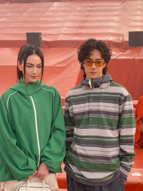 王一博和泰国女星Mai合影！Mai还说喜欢一博跳舞