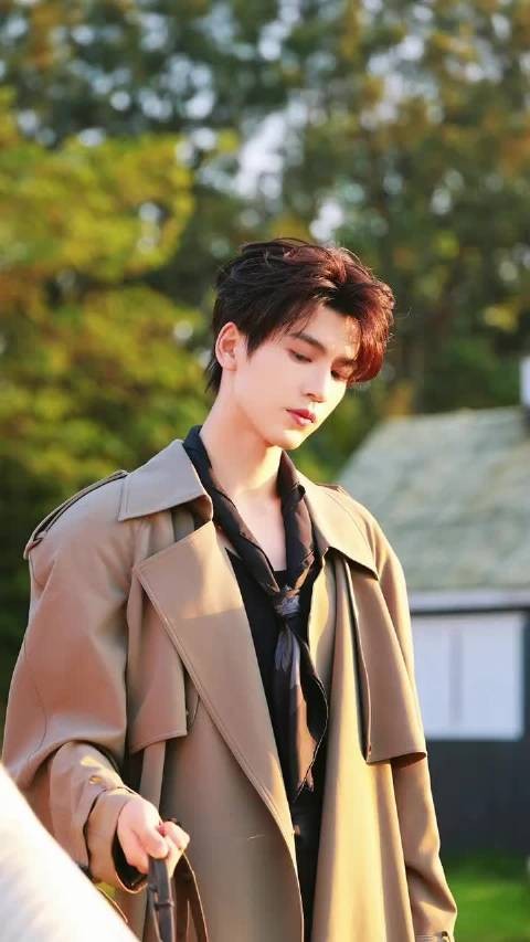 张凌赫这身穿搭帅哥逆天呀