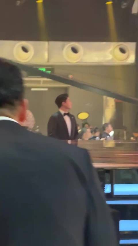 白鹿理裙子已经驾轻就熟了，她这个高跟鞋的鞋跟是真的好高啊