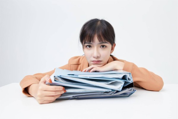 已婚女人默许这些，那就是对你动情了，不要再靠近，要保持距离