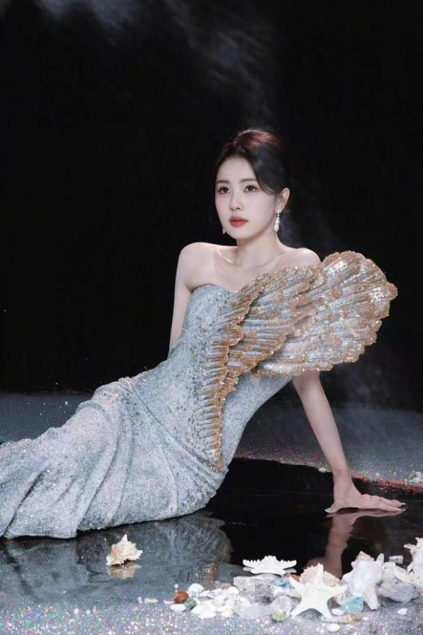 白鹿穿银金闪裙勾勒曲线。