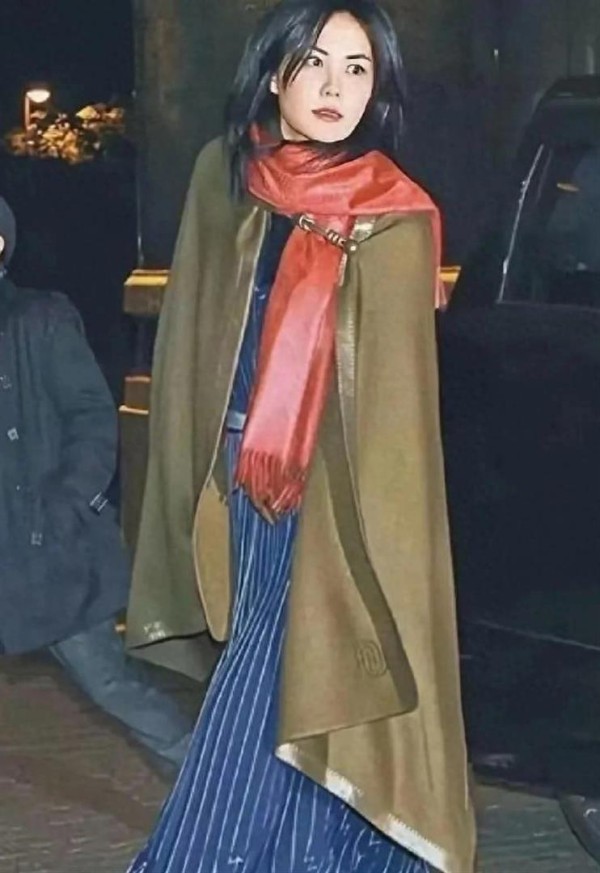 终于懂谢霆锋的快乐了！王菲这身造型简直美到犯规，气场全开