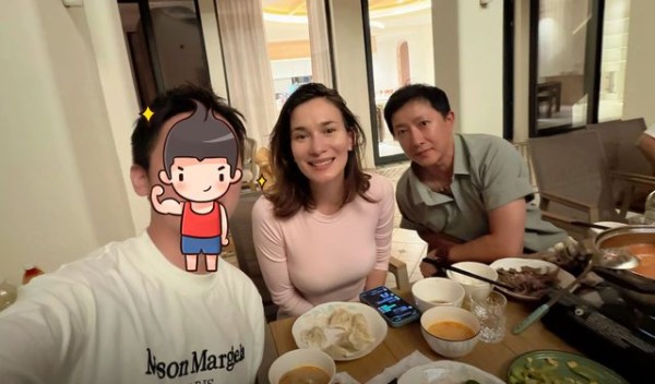 韩庚和妻子与友人聚餐，素颜皮肤黑眉毛好淡，卢靖姗状态比他好