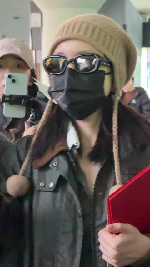 陈妍希现身成都获粉丝热情迎接