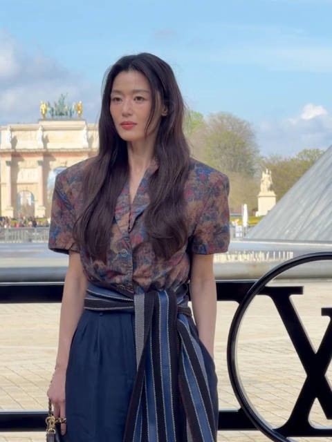 全智贤亮相LV大秀显疲态，丈夫崔俊赫亏损150亿韩元