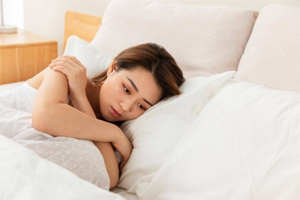 已婚女人疯狂想念一个男人，不会直接联系你，而会这么干