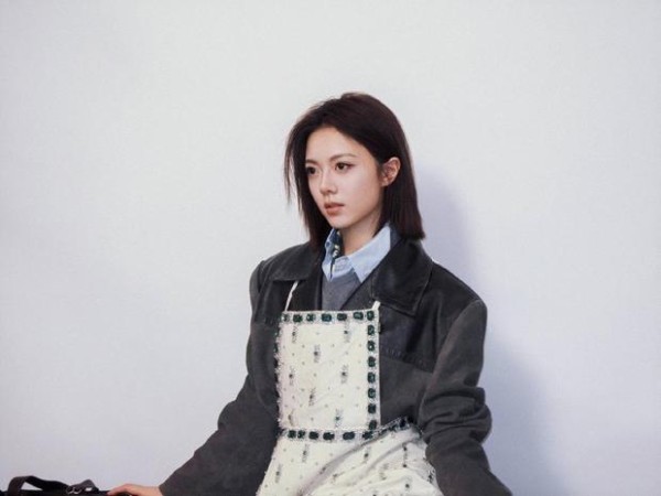 搜狐娱乐讯 近日，一组赵今麦参加时装周的美图曝光。