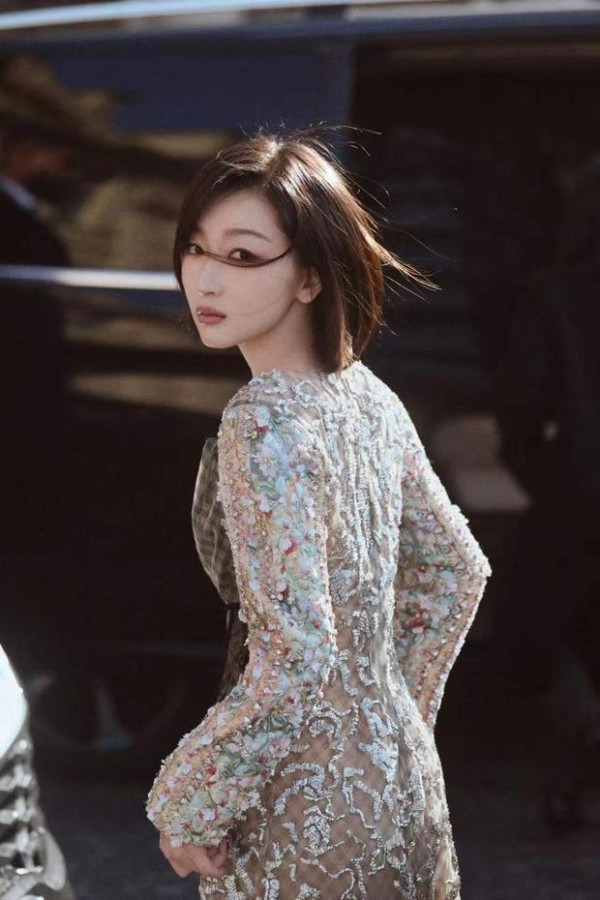 周冬雨回眸，发丝飞扬。