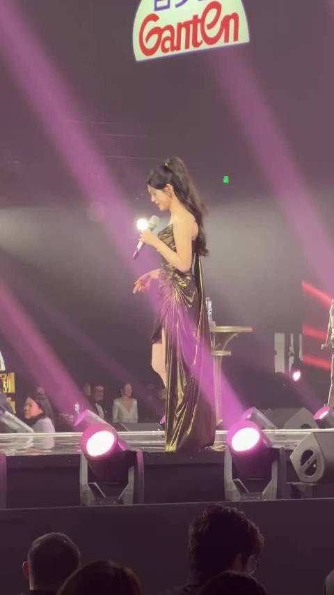 陈妍希踩到裙子了，还是丝毫不慌继续唱歌！