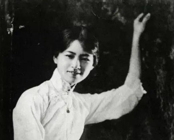 民国才女的较量：冰心写文讽刺林徽因，林徽因特意带礼物回敬