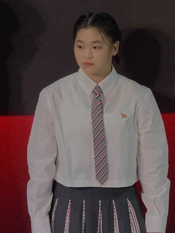 全红婵首次裙装现身上海，“感觉全妹长大了”