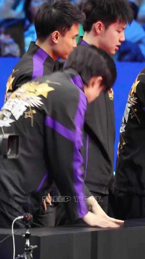 特别的视角，头指导嚼巴嚼巴并为你竖起了一个大拇指，王楚钦