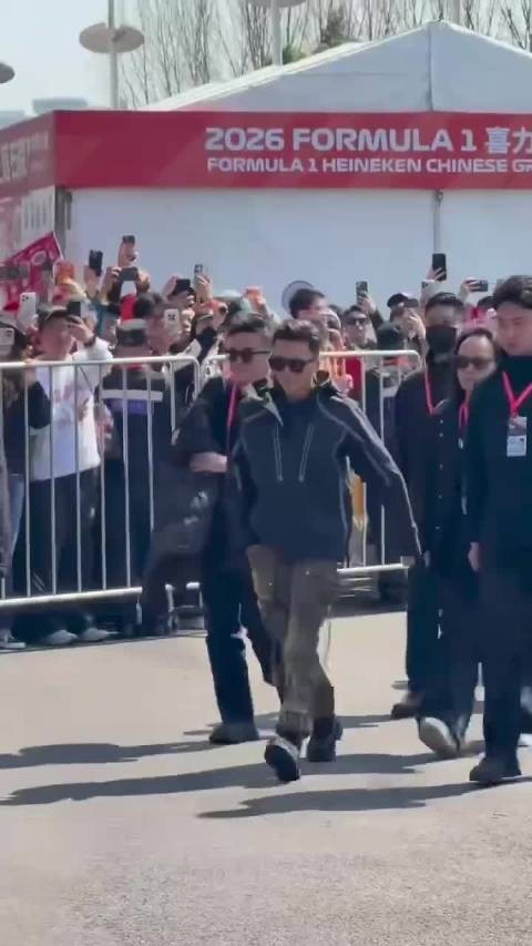 谢霆锋现身上海赛车场，墨镜穿搭尽显野性沉稳