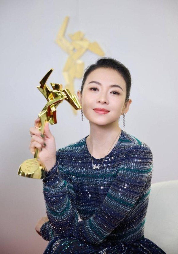 章子怡面露温婉笑容，气场全开！