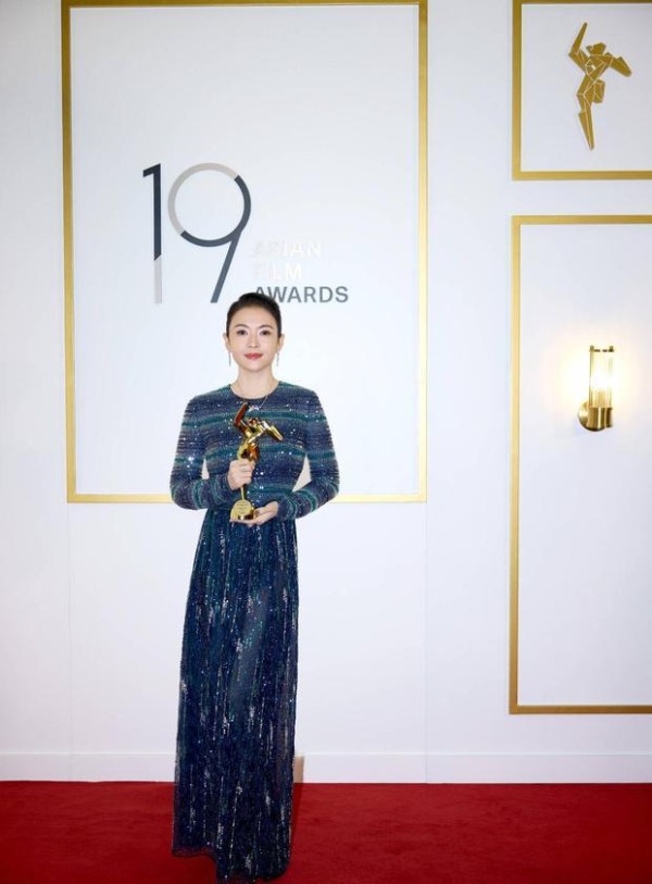 章子怡一袭亮片长裙气质优雅，魅力十足。