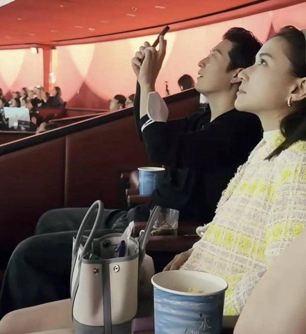 窦骁罕见在何超莲vlog出镜 同看表演超甜蜜