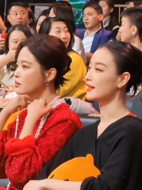 辛芷蕾倪妮同框互动,红黑造型吸睛