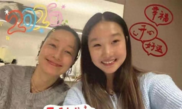 49岁马伊琍近况曝光!与文章离婚已6年,如今17岁女儿比她还漂亮