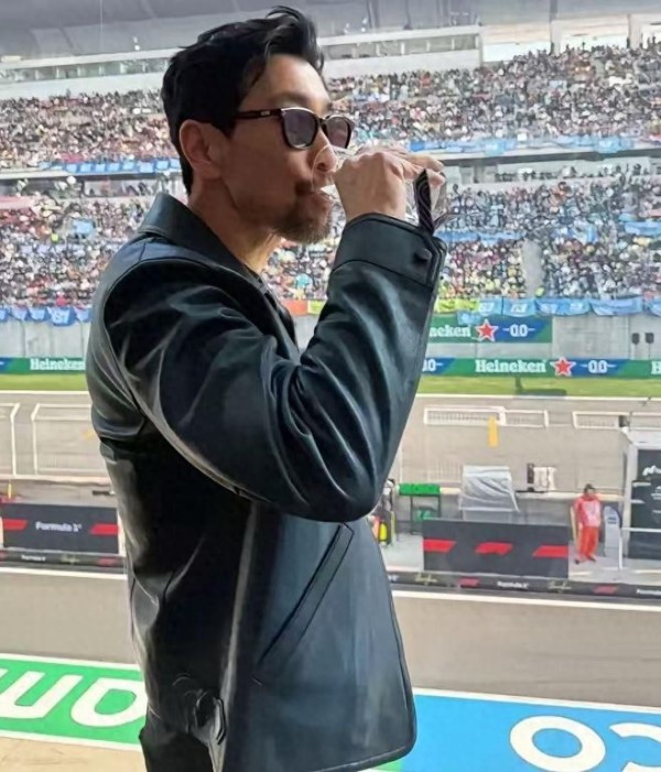 王千源16岁女儿近照曝光！父女俩现身F1，小苹果变清秀大姑娘了！