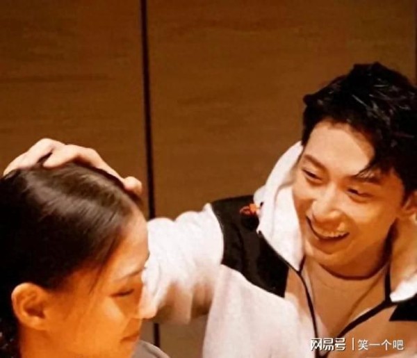 何超莲秀恩爱，晒与窦骁看表演吃日料视频，网友：越来越有夫妻相