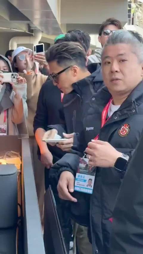 谢霆锋还是这么帅气上海在 F1赛车闪现，现场好多明星啊！