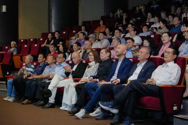 新加坡诗人林得楠新书《历史记诗簿》发布 王仁强赠书法《追梦》致敬新加坡文学精神