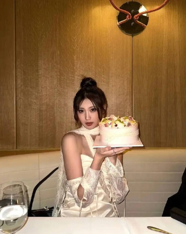 搜狐娱乐讯 3月16日，冯小刚养女徐朵晒出自己的庆生照，照片里的徐朵穿白色抹胸裙，性感美丽，化身傲娇千金。