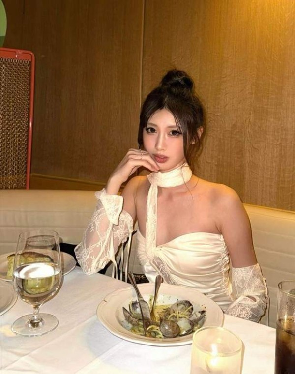 徐朵身材窈窕，散发高冷气质。