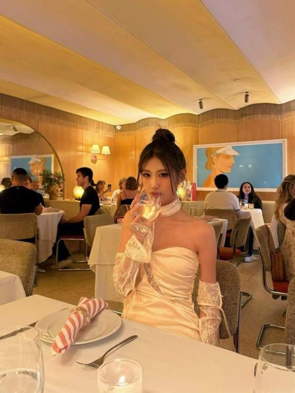 徐朵晒出自己的庆生照，在餐厅优雅吃饭。