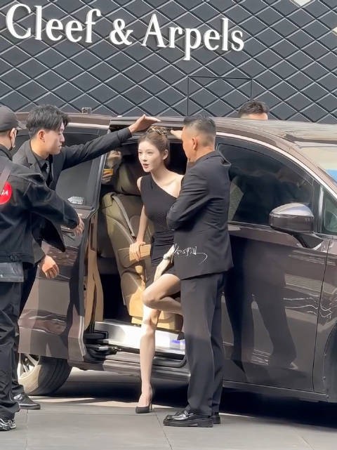 张予曦｜确认了好几遍这个腿怎么可以这么细….. ：芒妹