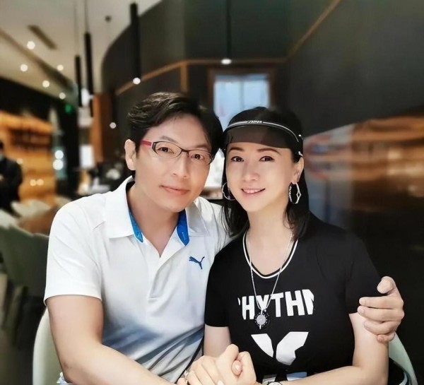 57岁翁虹近况曝光!二婚嫁给健身教练,如今19岁女儿比她还漂亮