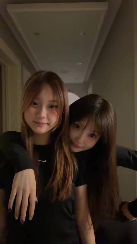 甜馨和妈妈李小璐一起拍视频，两个人站在一起不像母女俩，更像姐俩