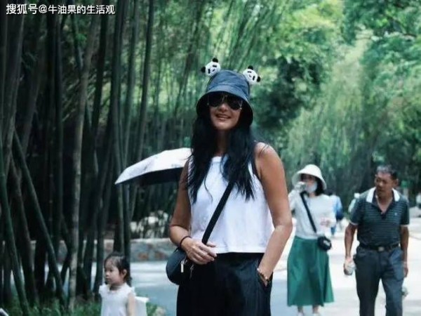 54岁瞿颖再度翻红 上完papi节目后爆火,经纪人崩溃发文回应