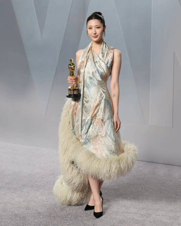 韩女一EJAE身着Dior出席《名利场》奥斯卡派对。
