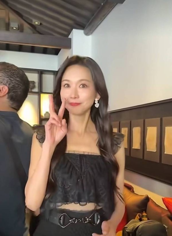 林志玲贴脸比心温柔甜美 穿露腰黑上衣身姿窈窕