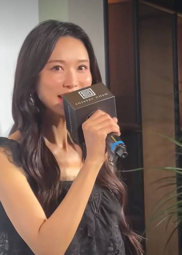 林志玲持话筒，端庄大气。