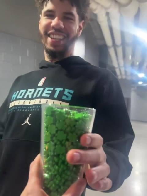 黄蜂队三球调皮倒空三叶草杯，笑称一个不剩