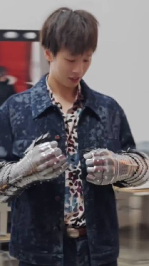 林高远拍生日大片！化身披甲骑士，硬汉风拉满，全新单曲《小夜灯》上线