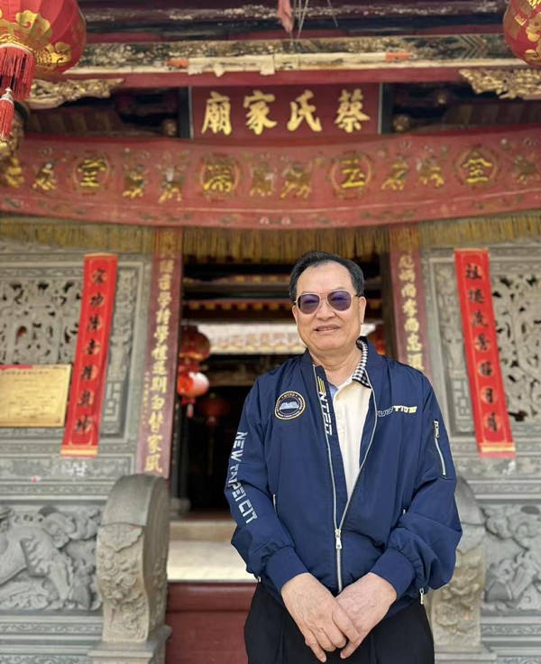 驰骤与静息：蔡俊章先生三幅马画的笔墨意趣与精神意蕴