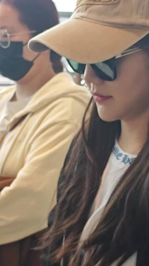 球迷送机陈梦，还热情的一起聊天