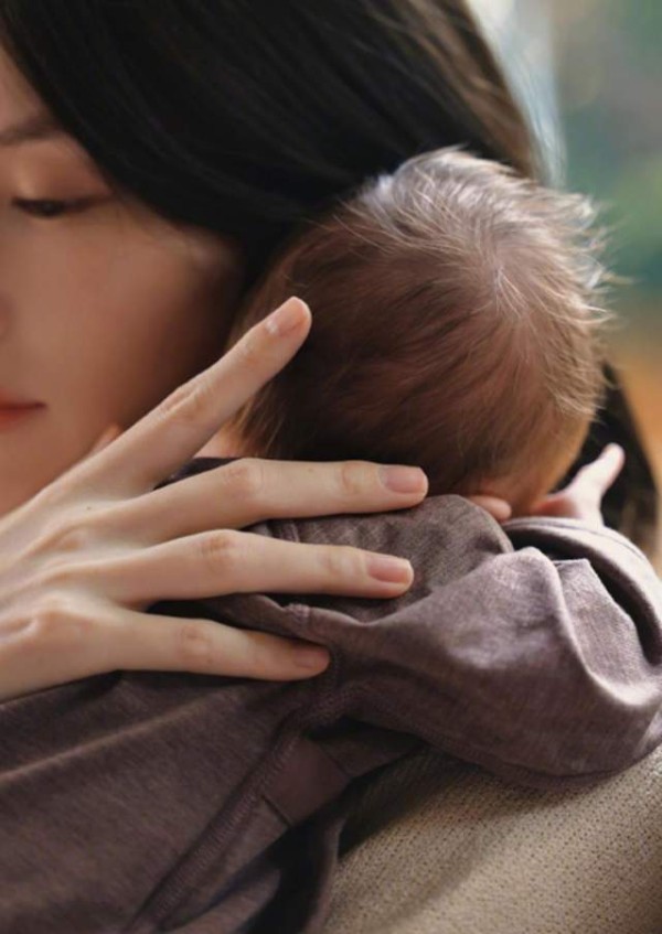 何穗分享在家带娃日常，一顿5菜一汤，产后体质变差脱发也很严重