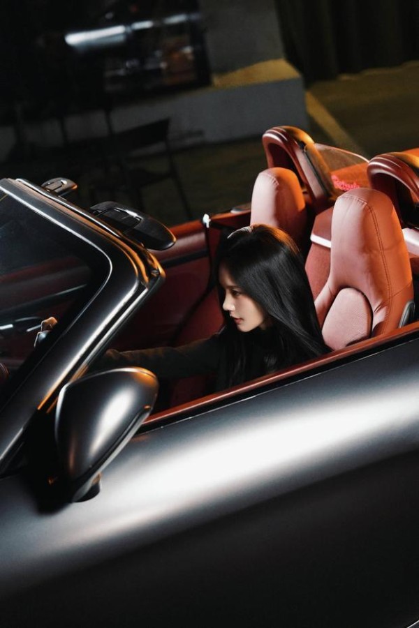 李一桐侧颜精致冷艳。