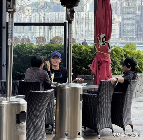 霍建华香港会友曝光，素颜接地气，不装明星，身材维持得超好