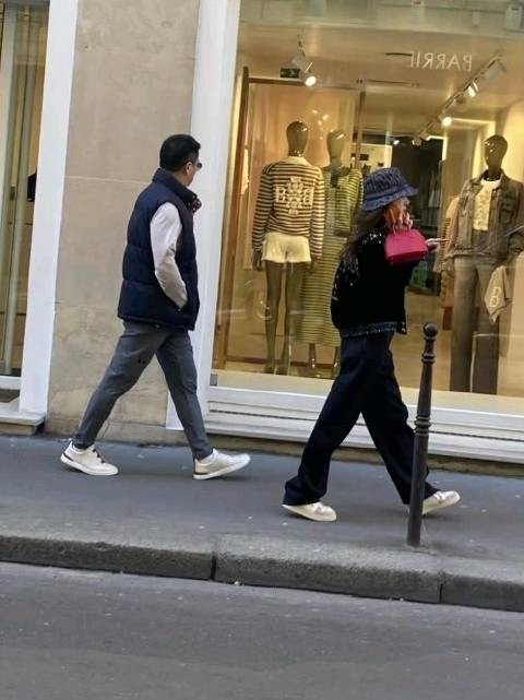 巴黎街头偶遇刘强东章泽天，夫妻俩一起逛街好松弛
