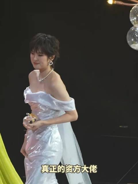 姚安娜这个项链的火彩隔这么远都这么闪吗