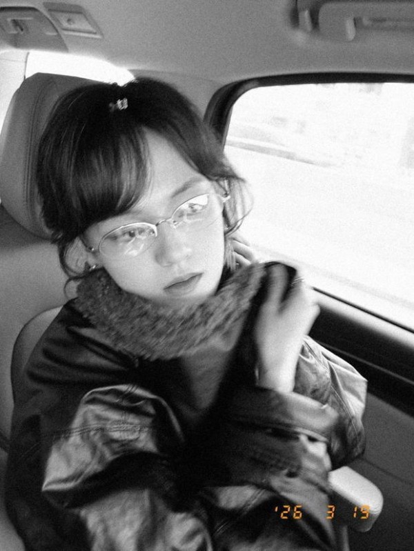 文淇出席活动穿黑色皮衣 戴银框眼镜高智感十足