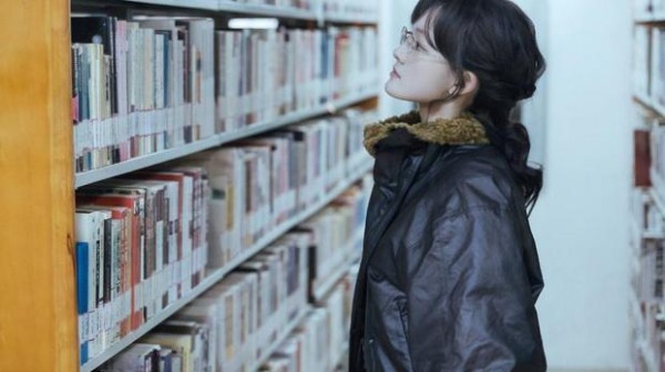 文淇戴银框眼镜高智感拉满。