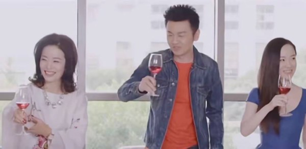 67岁顾艳晒母子合照，她穿新中式上衣很年轻，33岁儿子超级帅